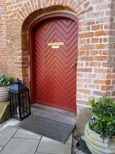 Sostrup Slot - frokosttapas, solskin og historiens vingesus