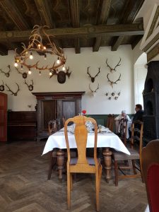 Sostrup Slot - frokosttapas, solskin og historiens vingesus