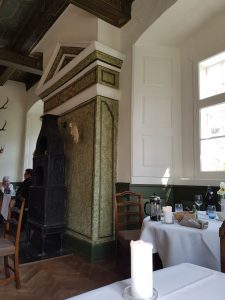 Sostrup Slot - frokosttapas, solskin og historiens vingesus