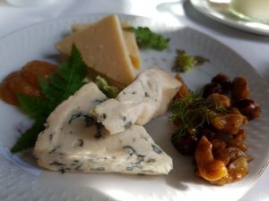 Sostrup Slot - frokosttapas, solskin og historiens vingesus