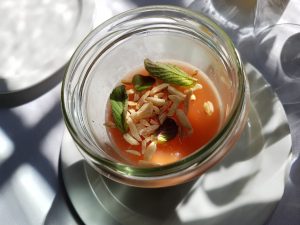 Sostrup Slot - frokosttapas, solskin og historiens vingesus