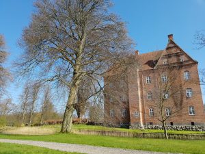 Sostrup Slot - frokosttapas, solskin og historiens vingesus