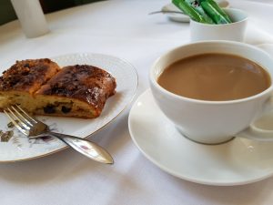 Sostrup Slot - frokosttapas, solskin og historiens vingesus