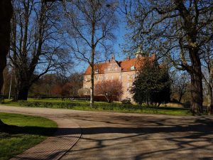 Sostrup Slot - frokosttapas, solskin og historiens vingesus