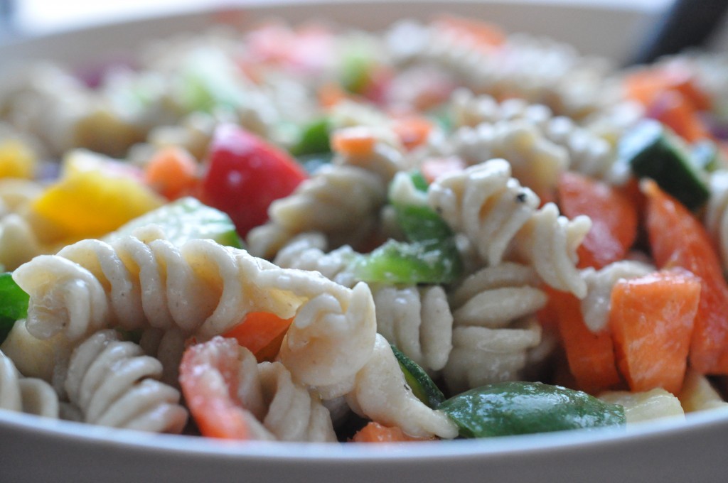 Pastasalat med fuldkornspasta, dijonmarinade og grøntsager
