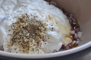 Ærtesalat med creme fraiche og forårsløg - frisk og lækker