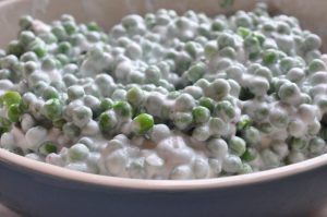 Ærtesalat med creme fraiche og forårsløg - frisk og lækker