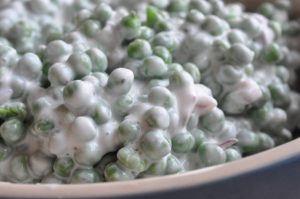 Ærtesalat med creme fraiche og forårsløg - frisk og lækker