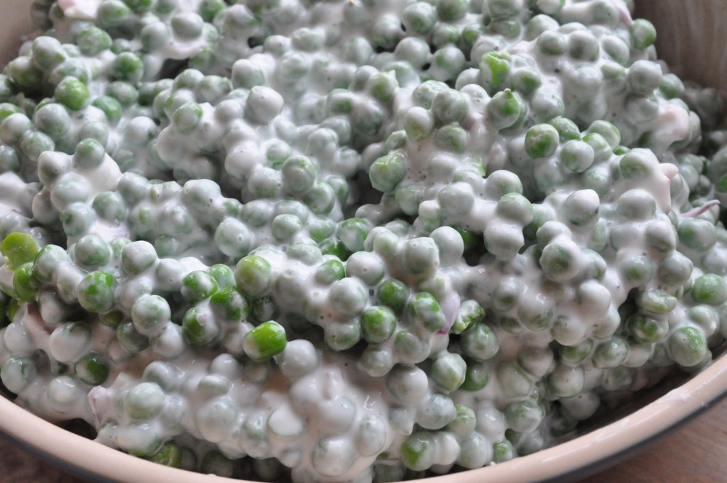 Ærtesalat med creme fraiche og forårsløg - frisk og lækker