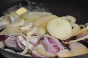 Hakkebøf med bløde, glaserede løg og pommes frites med sesam