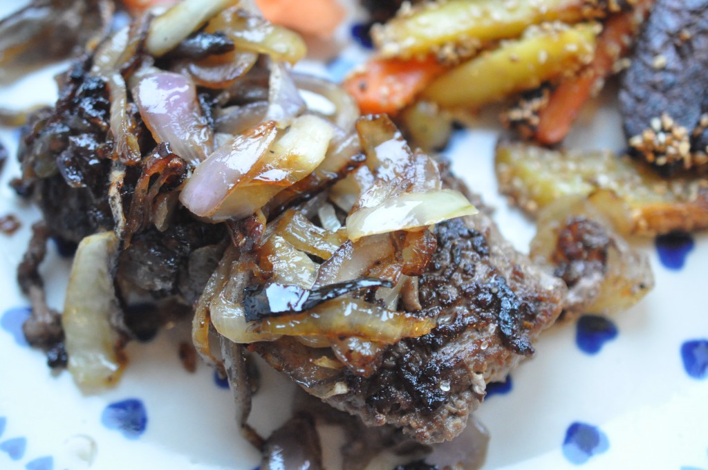 Hakkebøf med bløde, glaserede løg og pommes frites med sesam