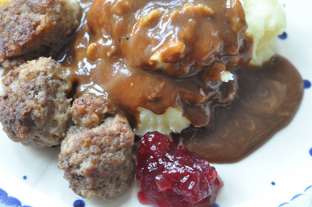IKEA kødboller med kartoffelmos, tyttebær og flødesauce