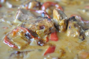 Svinefilet i flødesovs med peberfrugt og løg