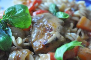 Svinefilet i flødesovs med peberfrugt og løg