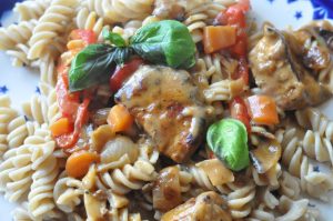 Svinefilet i flødesovs med peberfrugt og løg