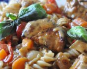 DSC_4277 • nogetiovnen.dk Svinetfilet i lækker krydret flødesauce med peberfrugt og løg