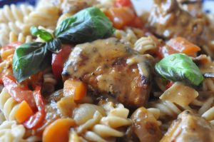 DSC_4277 • nogetiovnen.dk Svinefilet i flødesovs med peberfrugt og løg