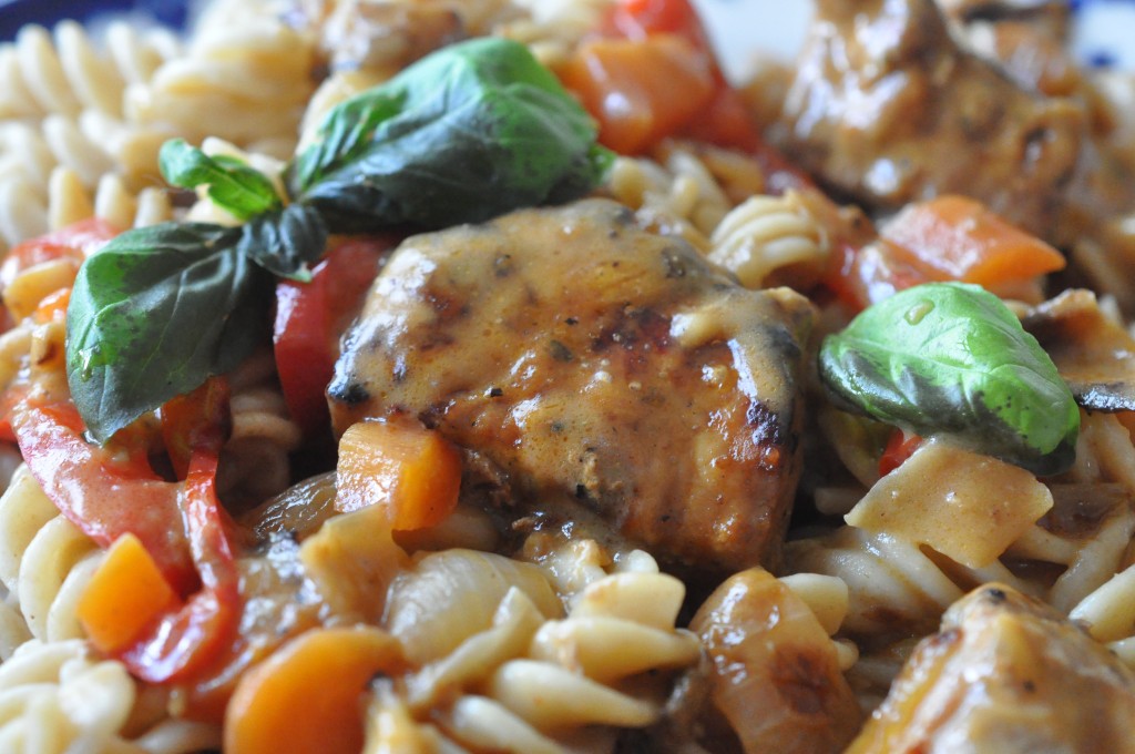 DSC_4277 • nogetiovnen.dk Svinetfilet i lækker krydret flødesauce med peberfrugt og løg