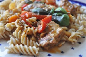 Svinefilet i flødesovs med peberfrugt og løg