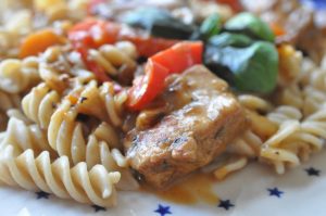 Svinefilet i flødesovs med peberfrugt og løg