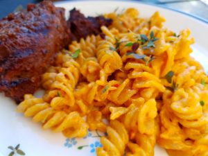 Pasta med pesto og fløde - nem opskrift