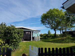 Sol, fuglefløjt, det idylliske haveskur og 5 liter maling