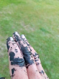 2017-05-25 21.08.09 • nogetiovnen.dk Sol, fuglefløjt, det idylliske haveskur og 5 liter maling