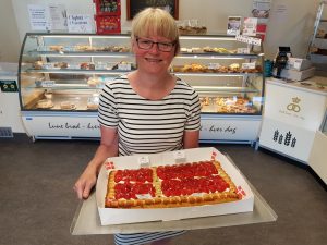 Sommersol, tur ud i det blå og dagens vinder i jordbærkage