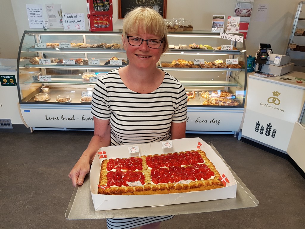 Sommersol, tur ud i det blå og dagens vinder i jordbærkage