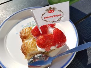 Sommersol, tur ud i det blå og dagens vinder i jordbærkage