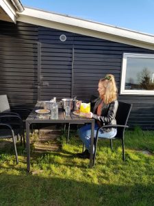 Hjemmearbejdsdag i sommerhuset i fortryllende omgivelser