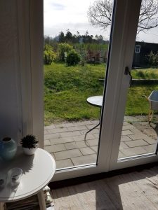 Hjemmearbejdsdag i sommerhuset i fortryllende omgivelser