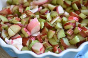 Rabarber crumble med marcipan & havregryn