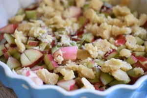 Rabarber crumble med marcipan & havregryn