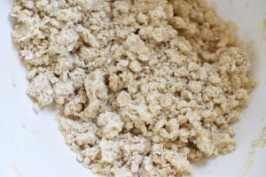 Rabarber crumble med marcipan & havregryn