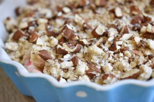 Rabarber crumble med marcipan & havregryn