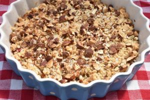 Rabarber crumble med marcipan & havregryn