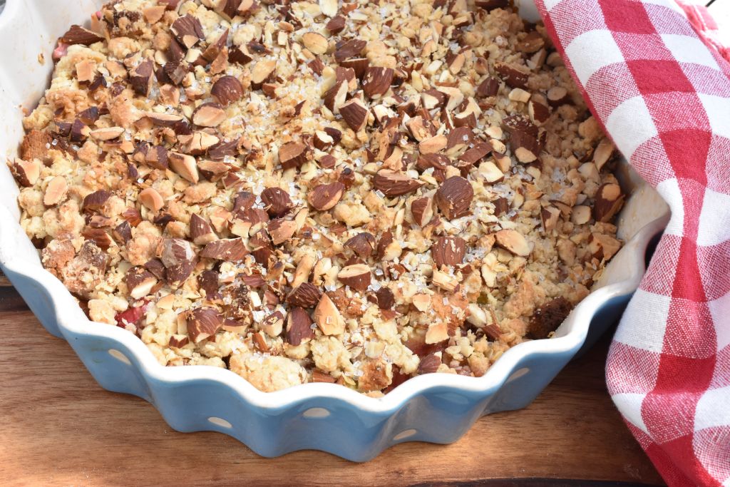 Rabarber crumble med marcipan & havregryn