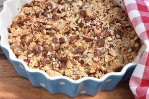 Rabarber crumble med marcipan & havregryn