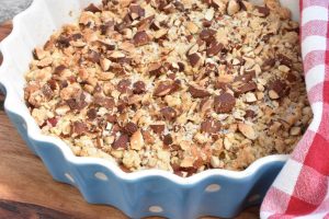Rabarber crumble med marcipan & havregryn