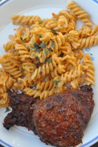 Pasta med pesto og fløde - nem opskrift