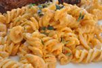 Pasta med pesto flødesauce og grillede oksetykstegsbøffer