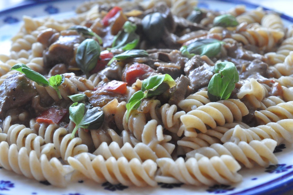 Steaks i flødesauce med pesto og peberfrugt - Stop madspild