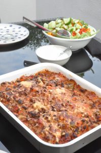 Iceberg salat er så sprødt og lækkert og godt at bruge i mange forskellige slags salater. På bloggen finder du f.eks. opskriften på en lækker icebergsalat med mormordressing og blåbær. Iceberg er en god grøn salat vi kan købe året rundt og bruge i alle slags grønne salater. Hør Gitte fortælle om iceberg og find opskrifter på https://nogetiovnen.dk