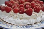 Marengs med hindbær og flødeskum - en hurtig sommerdessert
