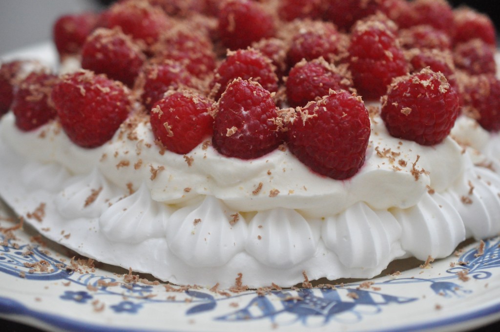 Marengs med hindbær og flødeskum - en hurtig sommerdessert