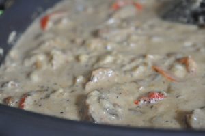 Grillet svinemørbrad i flødesauce med løg og peberfrugt