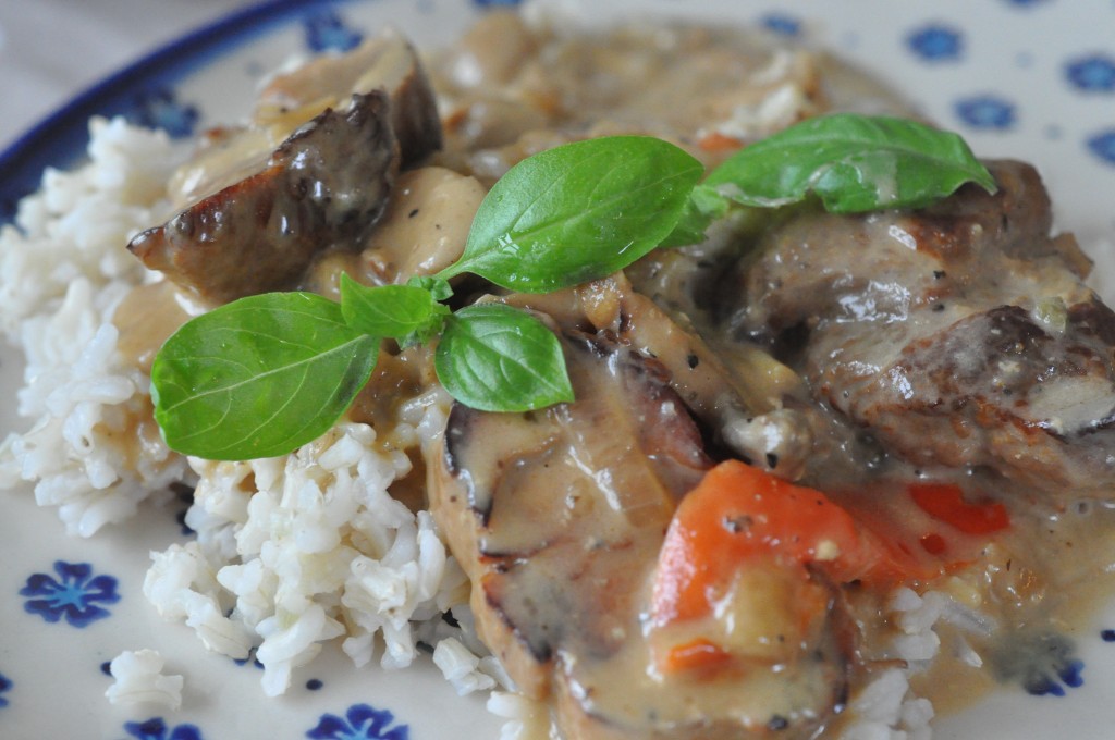 Grillet svinemørbrad i flødesauce med løg og peberfrugt