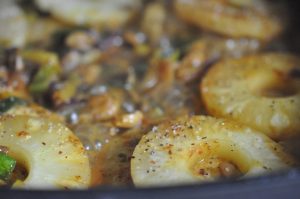 Koteletter i fad med porrer, karry og ananas - opskrift