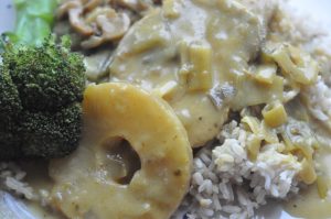 Koteletter i fad med porrer, karry og ananas - opskrift